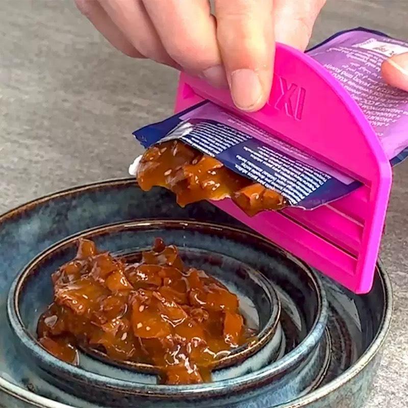 New Cat Treat Dispenser Squeez - Food Pouch Reusable ulasan dan harga